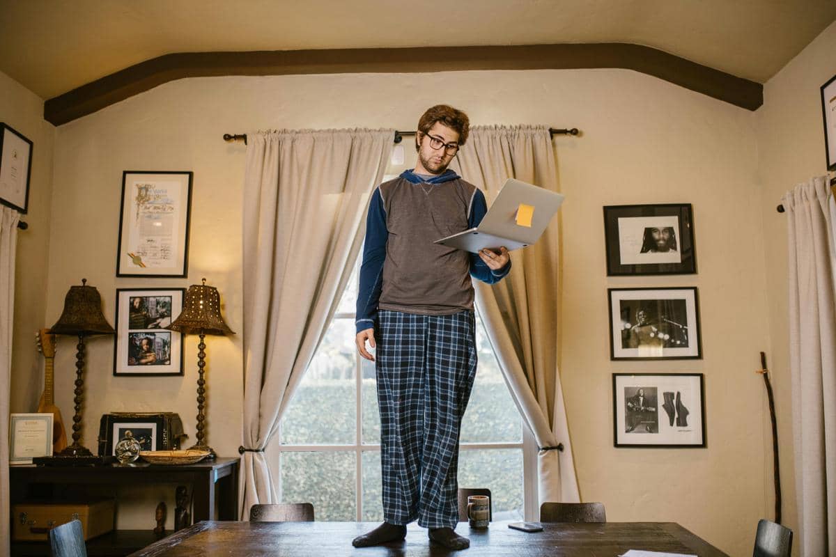 Ilustrasi Berdiri di Atas Meja yang Tidak Sesuai Fungsinya