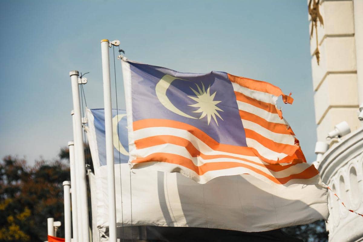 Bendera Malaysia sedang berkibar.