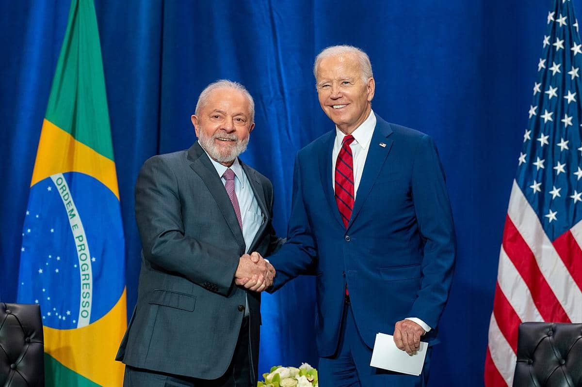 Presiden Brasil, Lula da Silva (kiri), dan mantan Presiden Amerika Serikat, Joe Biden (kanan), sedang berjabat tangan.