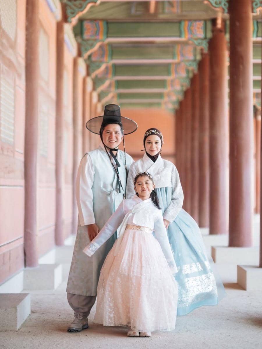 Keluarga Haykal Kamil pakai hanbok saat liburan di Korea Selatan