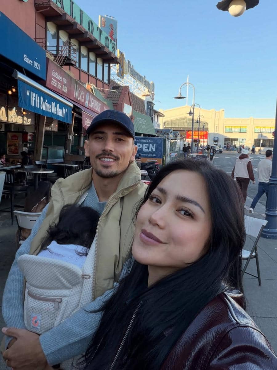 Keluarga Jessica Iskandar naik kapal feri di San Francisco.