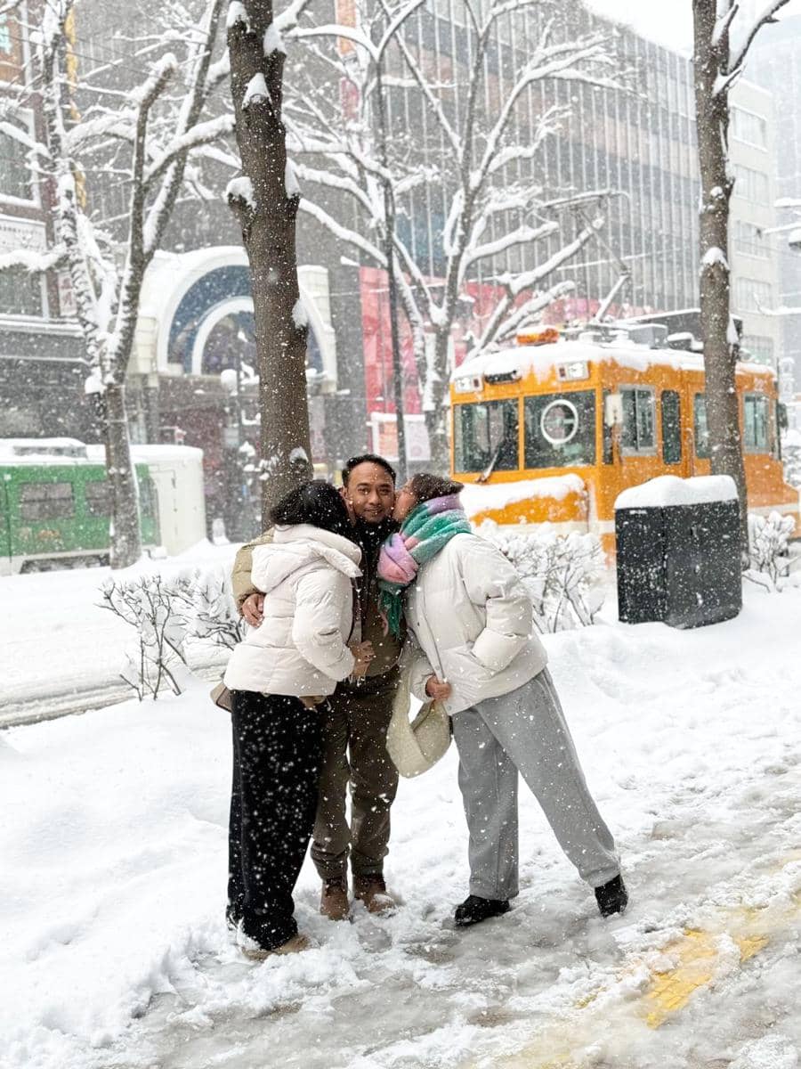 Keluarga Meisya Siregar jalan-jalan di Kota Sapporo.