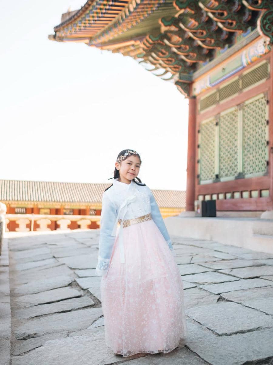 Keluarga Haykal Kamil pakai hanbok saat liburan di Korea Selatan