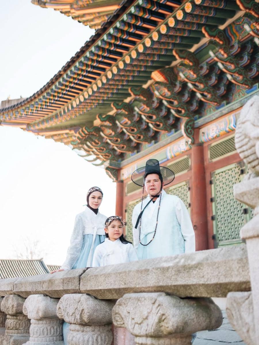 Keluarga Haykal Kamil pakai hanbok saat liburan di Korea Selatan