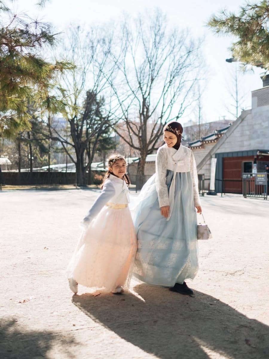 Keluarga Haykal Kamil pakai hanbok saat liburan di Korea Selatan