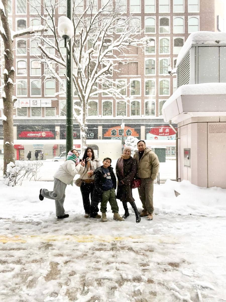 Keluarga Meisya Siregar jalan-jalan di Kota Sapporo.