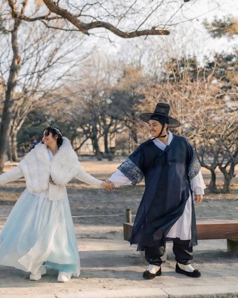 Keluarga Caca Tengker pakai hanbok di Korea.