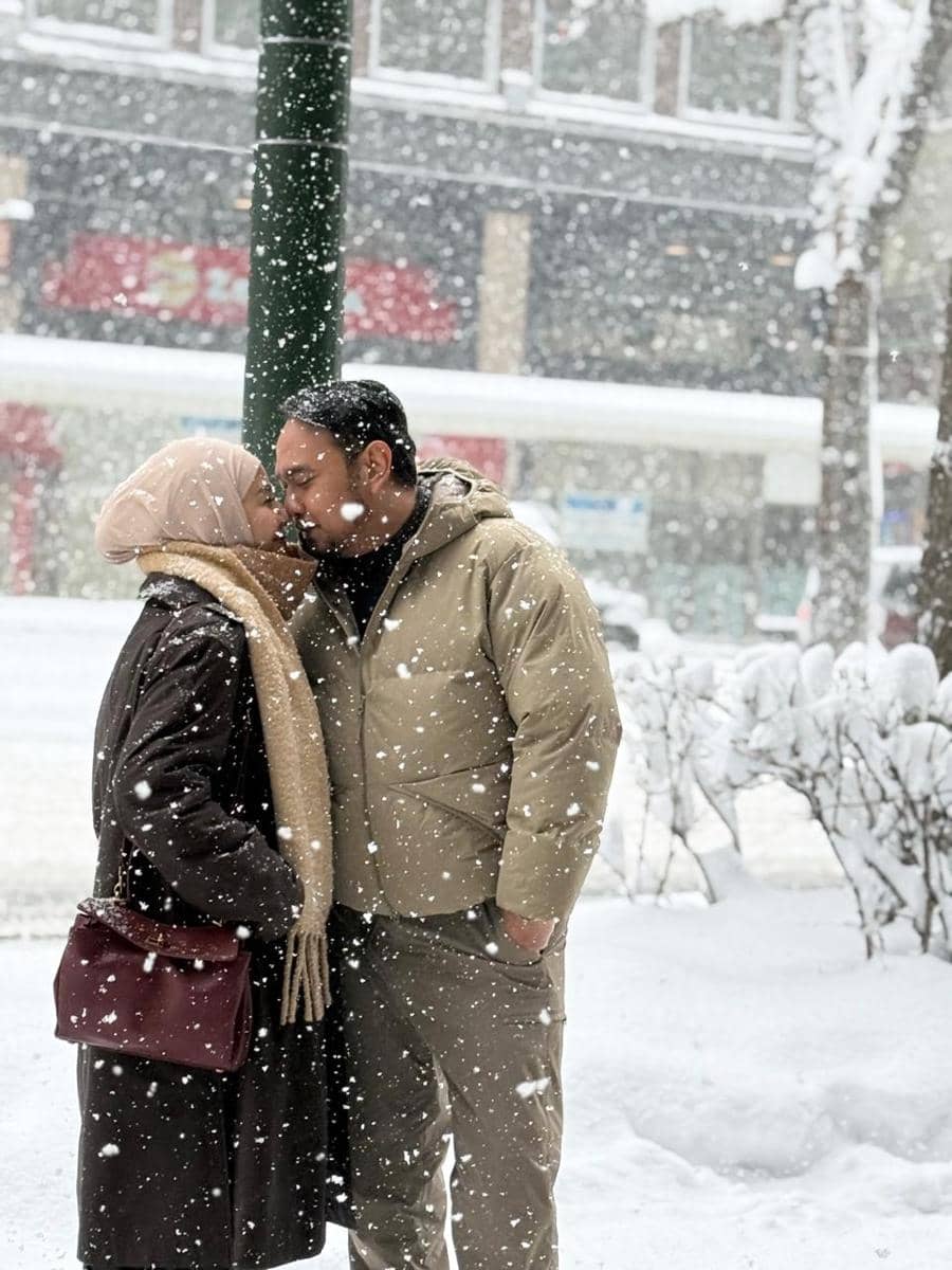 Keluarga Meisya Siregar jalan-jalan di Kota Sapporo.
