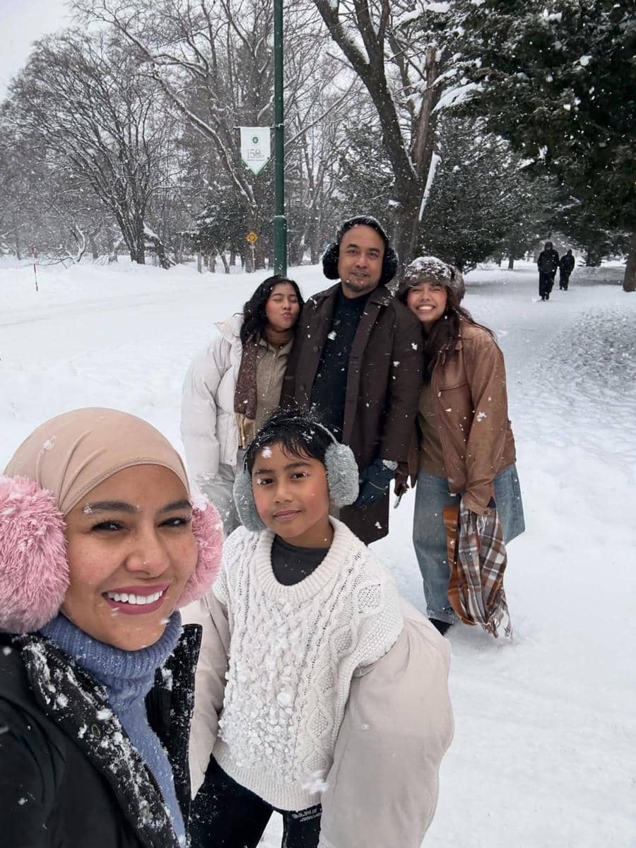Keluarga Meisya Siregar jalan-jalan di Kota Sapporo.