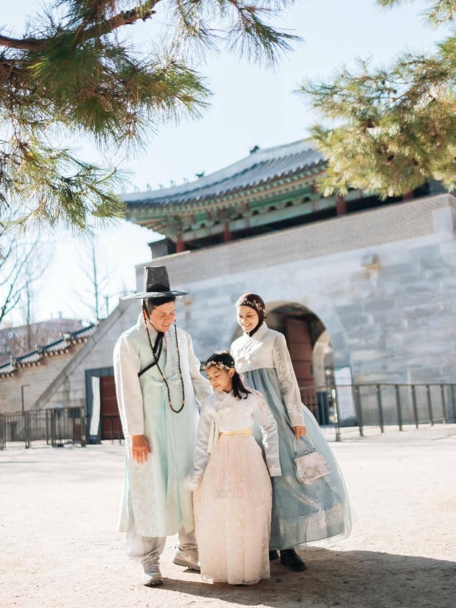 Keluarga Haykal Kamil pakai hanbok saat liburan di Korea Selatan