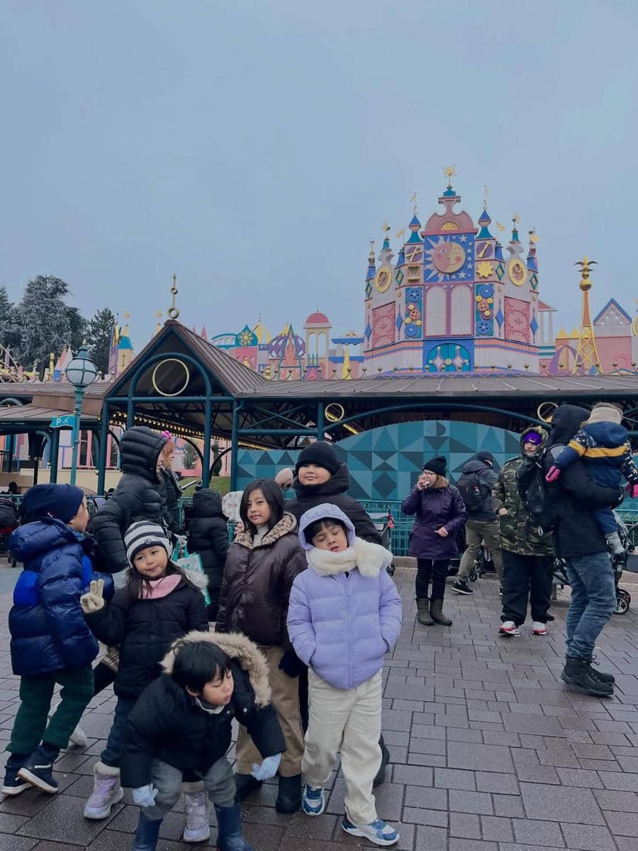 Gala Sky saat liburan di Disneyland Paris