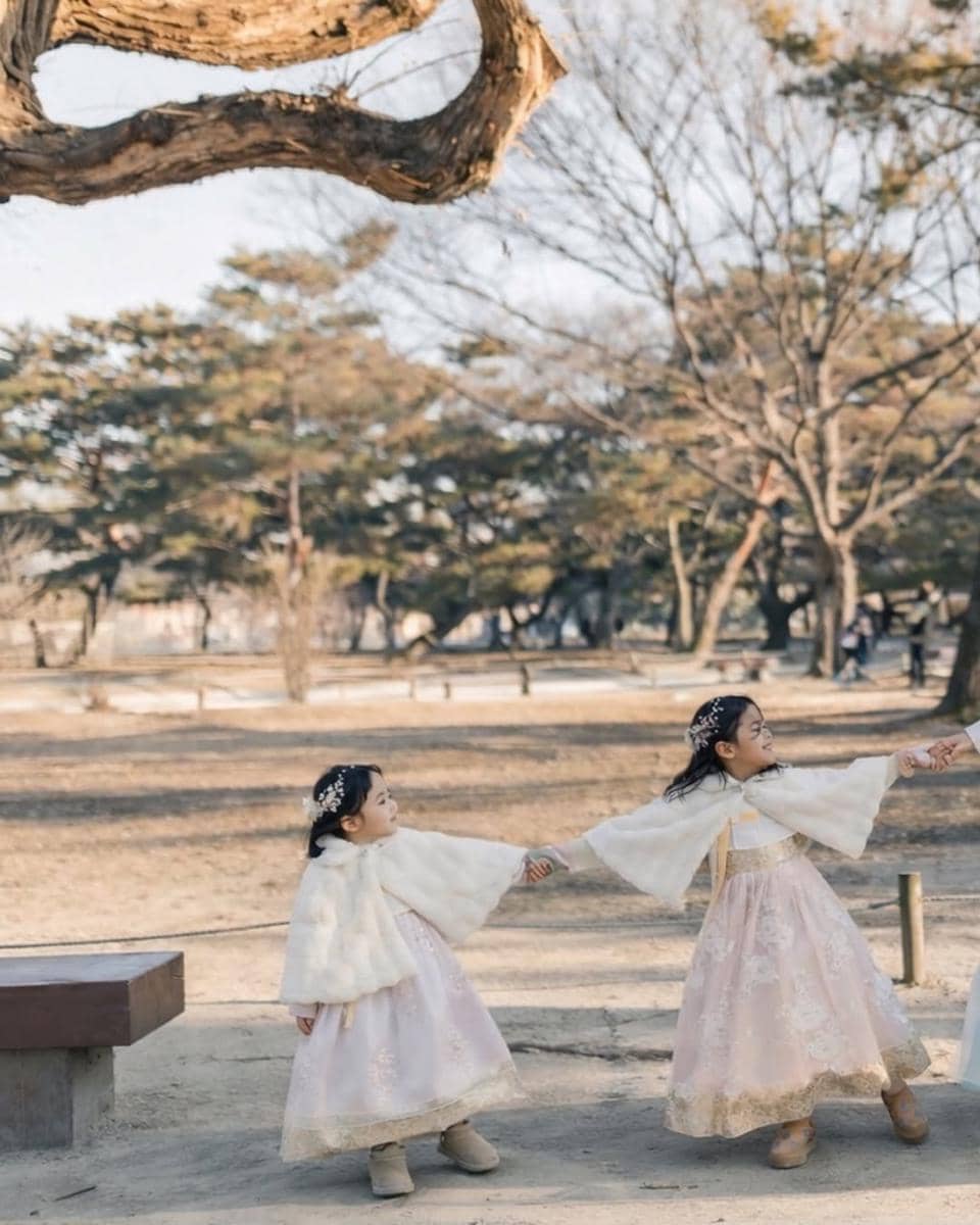 Keluarga Caca Tengker pakai hanbok di Korea.