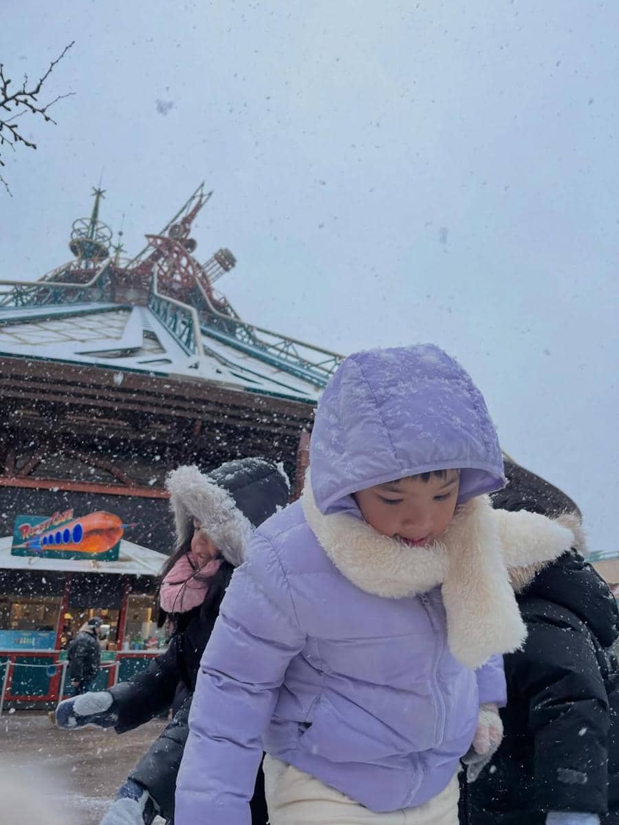 Gala Sky saat liburan di Disneyland Paris