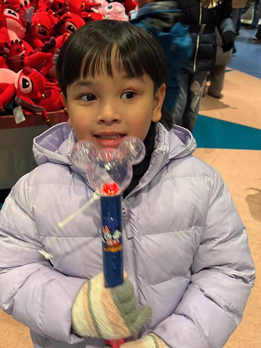 Gala Sky saat liburan di Disneyland Paris