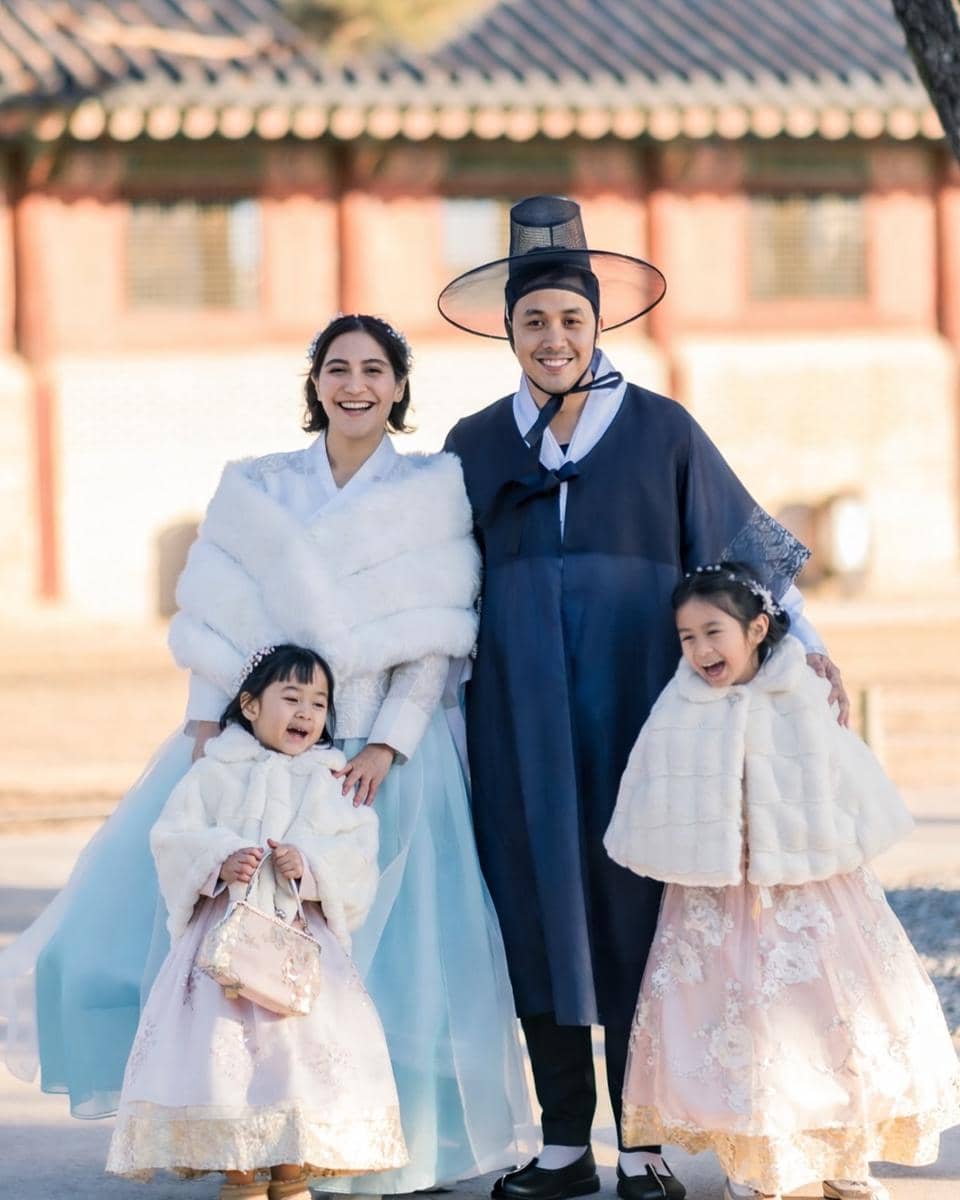 Keluarga Caca Tengker pakai hanbok di Korea.