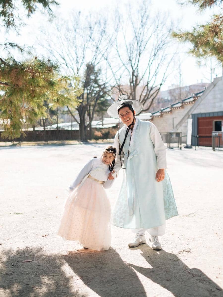 Keluarga Haykal Kamil pakai hanbok saat liburan di Korea Selatan
