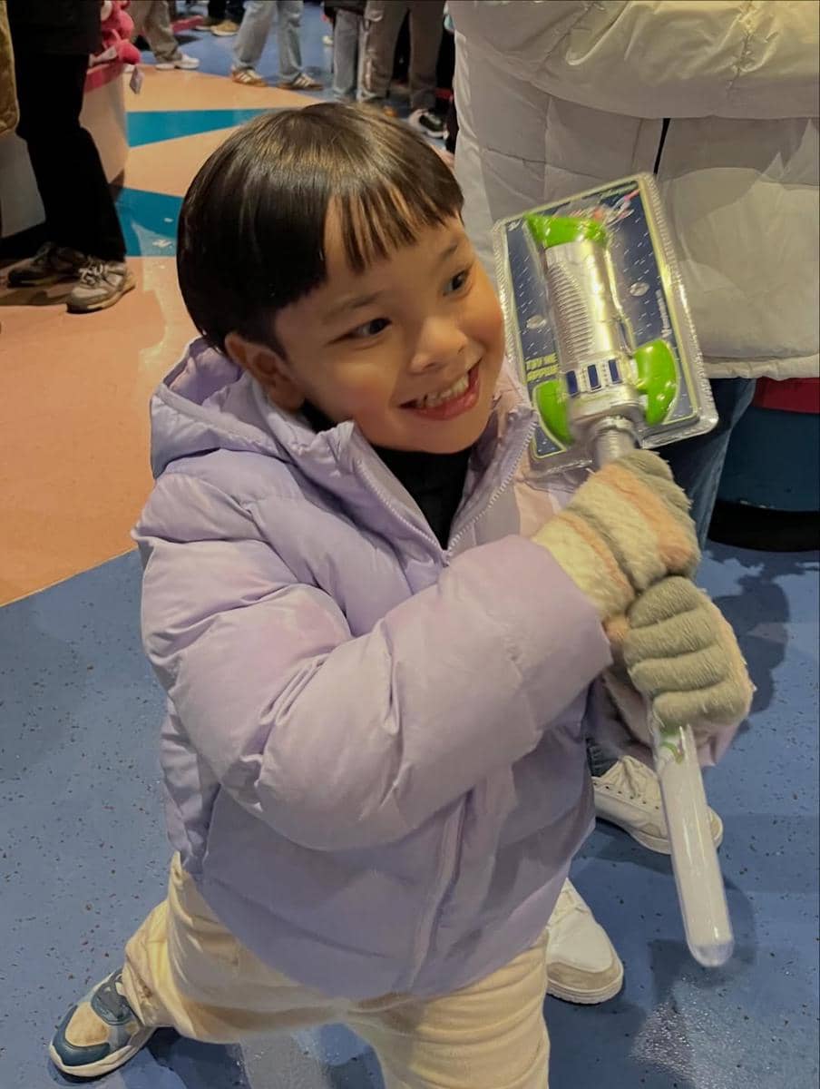 Gala Sky saat liburan di Disneyland Paris