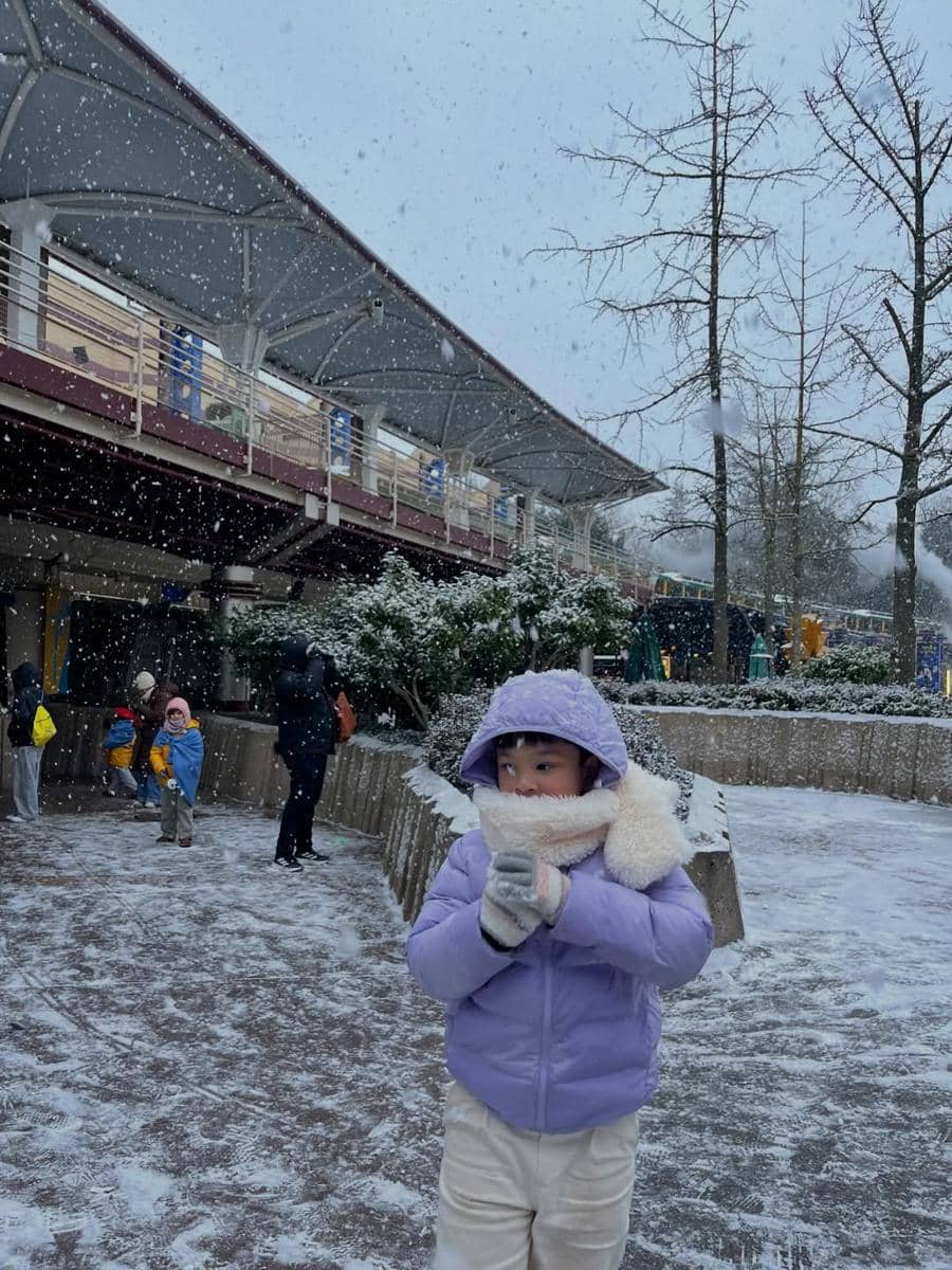 Gala Sky saat liburan di Disneyland Paris