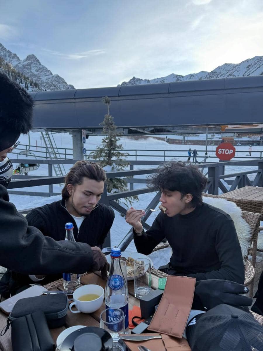 Fateh Halilintar main ski di Kazakhstan