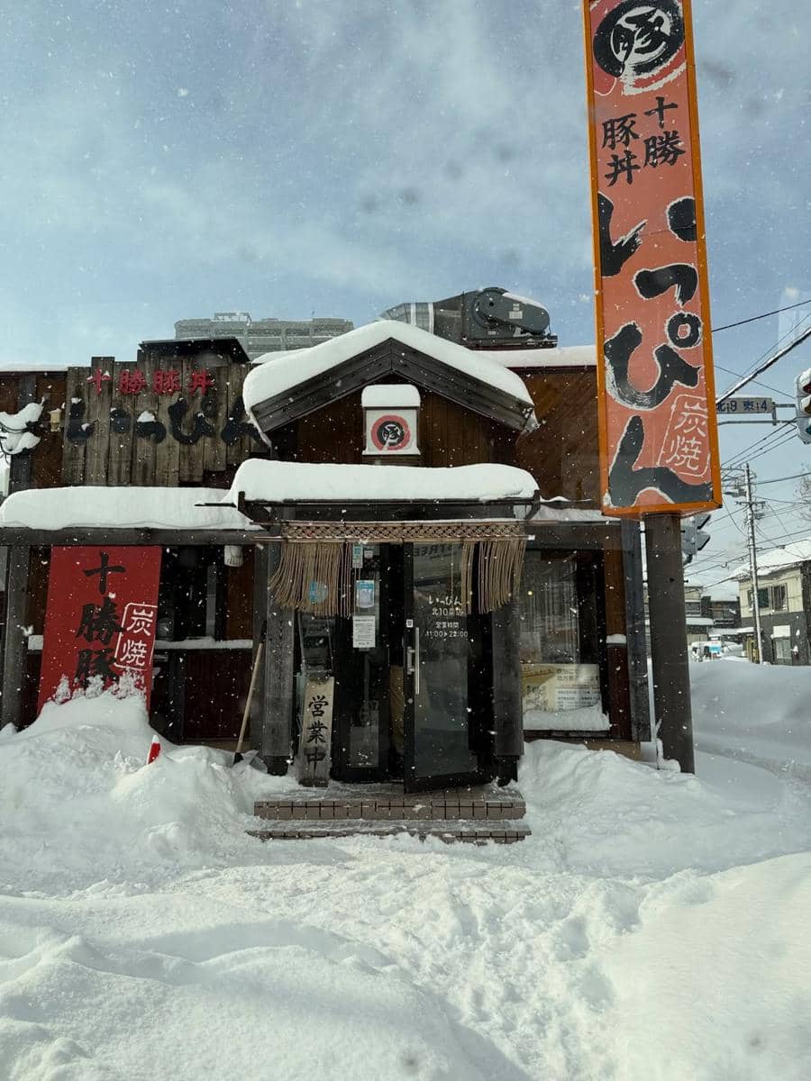 Keluarga Meisya Siregar jalan-jalan di Kota Sapporo.