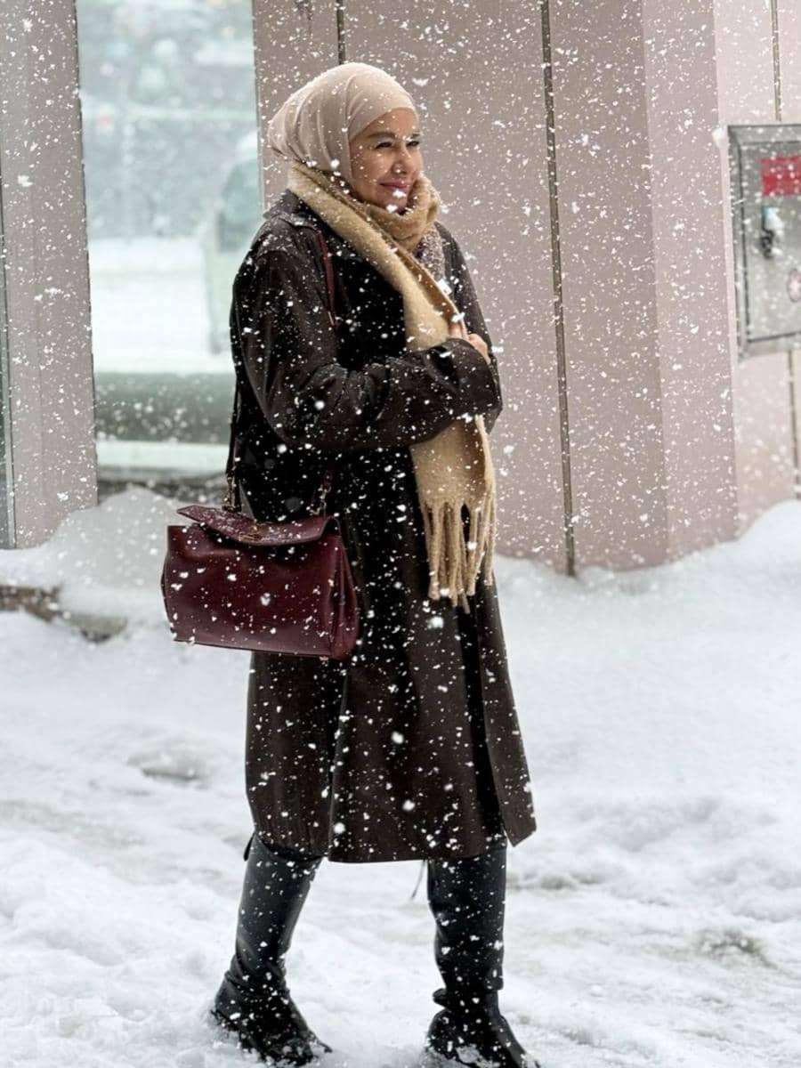 Keluarga Meisya Siregar jalan-jalan di Kota Sapporo.