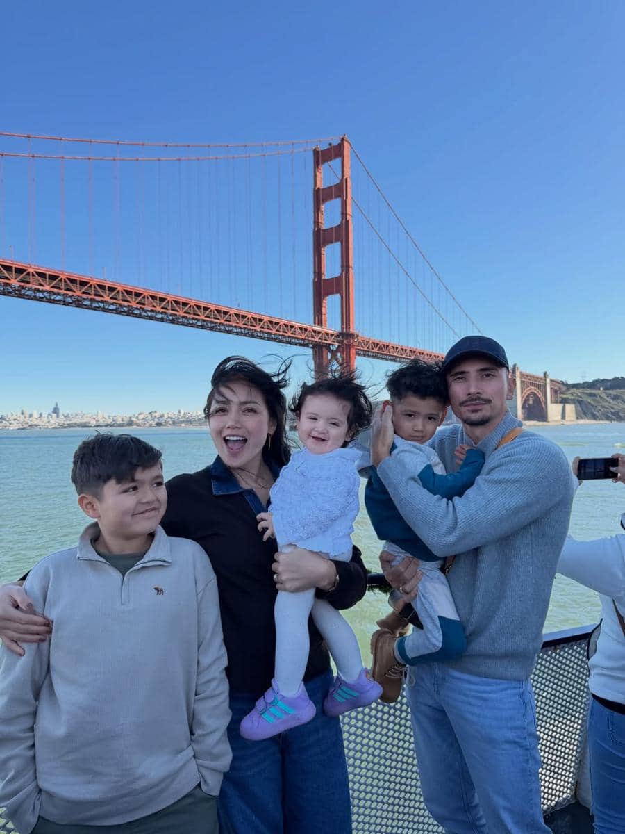 Keluarga Jessica Iskandar naik kapal feri di San Francisco.