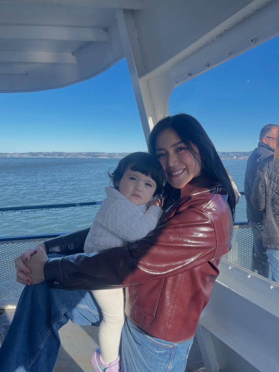 Keluarga Jessica Iskandar naik kapal feri di San Francisco.