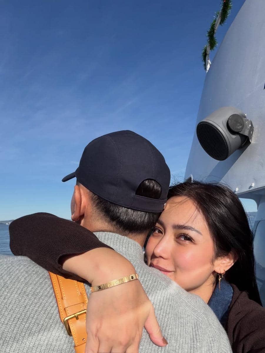 Keluarga Jessica Iskandar naik kapal feri di San Francisco.