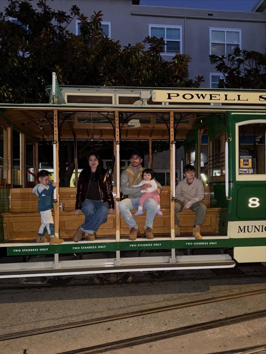 Keluarga Jessica Iskandar naik kapal feri di San Francisco.