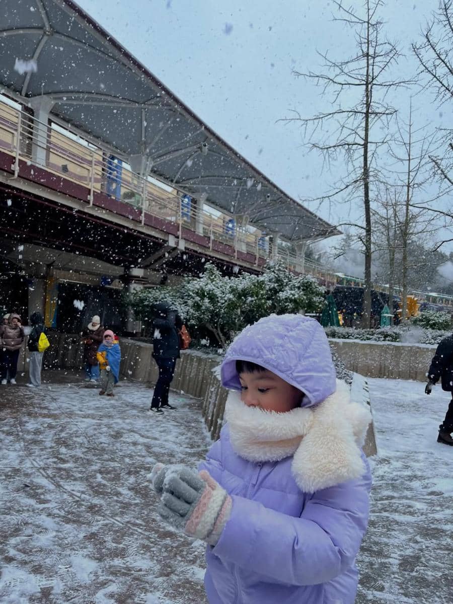 Gala Sky saat liburan di Disneyland Paris