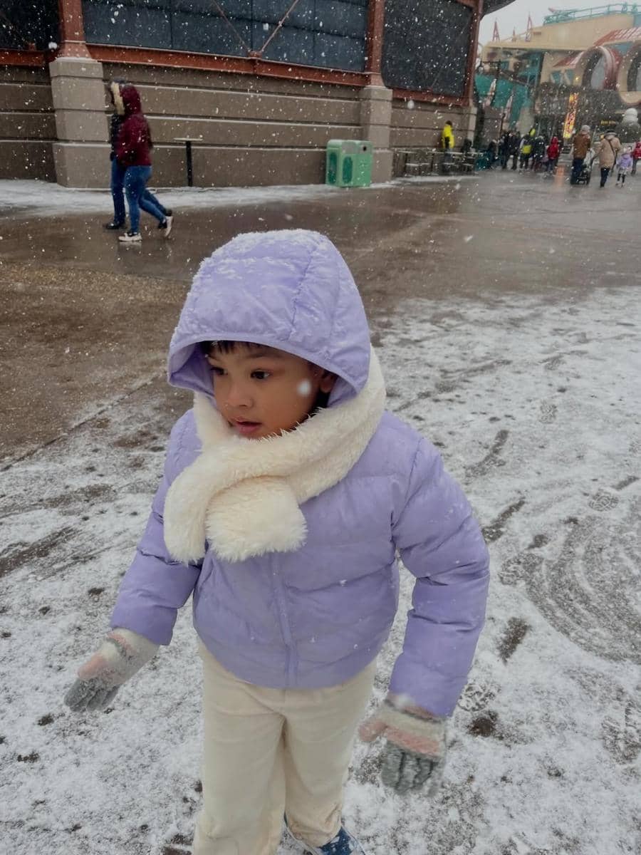 Gala Sky saat liburan di Disneyland Paris