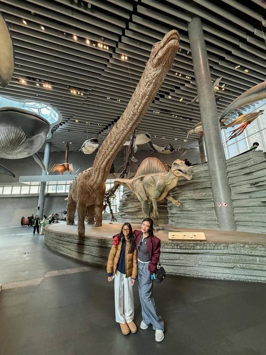 Ayu Dewi ajak keluarga ke Shanghai Natural History Museum.