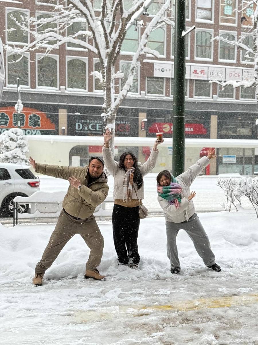 Keluarga Meisya Siregar jalan-jalan di Kota Sapporo.