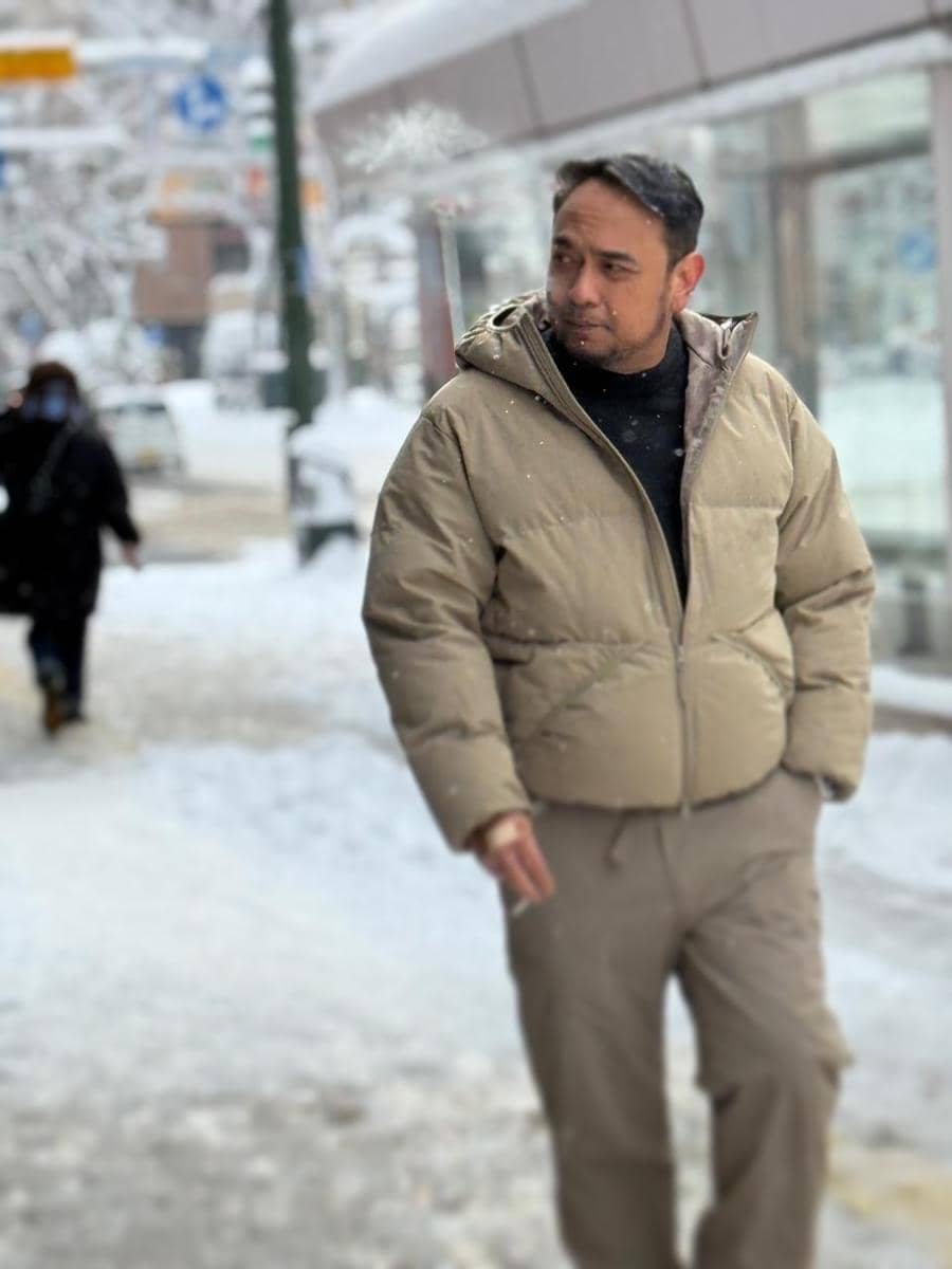 Keluarga Meisya Siregar jalan-jalan di Kota Sapporo.