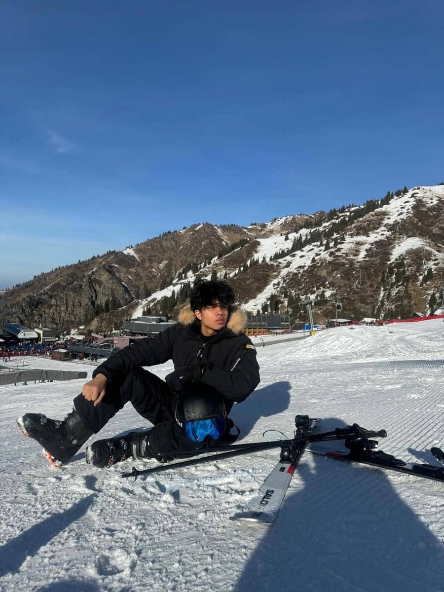 Fateh Halilintar main ski di Kazakhstan