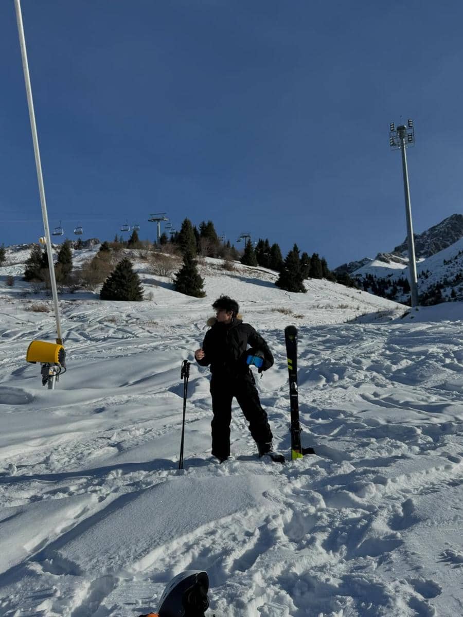 Fateh Halilintar main ski di Kazakhstan