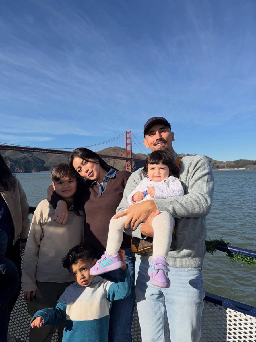 Keluarga Jessica Iskandar naik kapal feri di San Francisco.