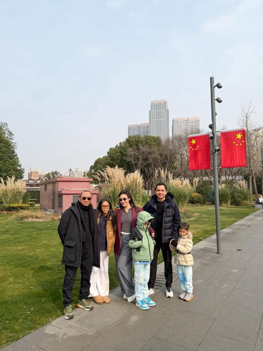 Ayu Dewi ajak keluarga ke Shanghai Natural History Museum.