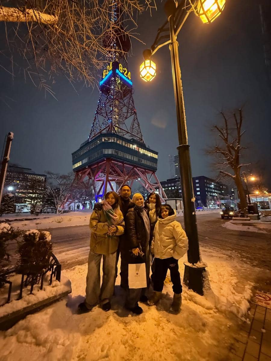 Keluarga Meisya Siregar jalan-jalan di Kota Sapporo.