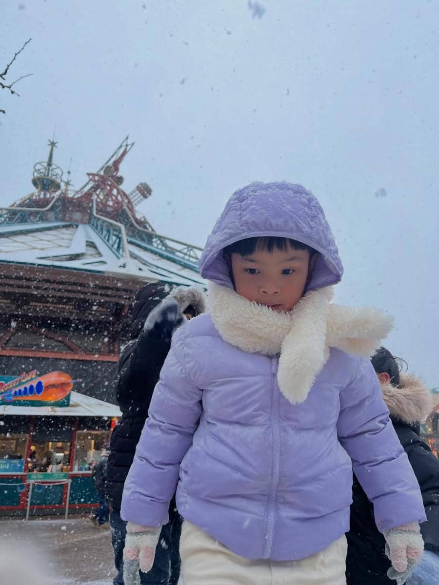 Gala Sky saat liburan di Disneyland Paris