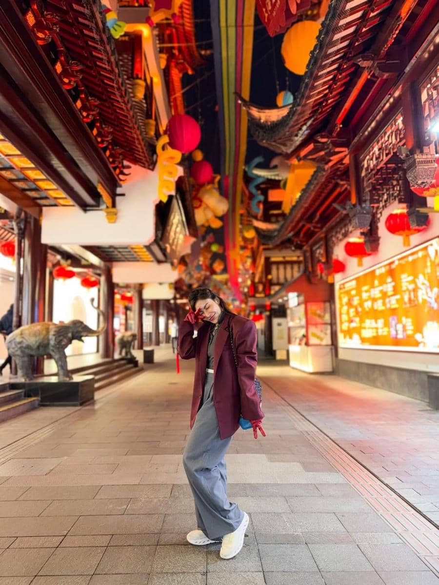 Ayu Dewi ajak keluarga ke Shanghai Natural History Museum.