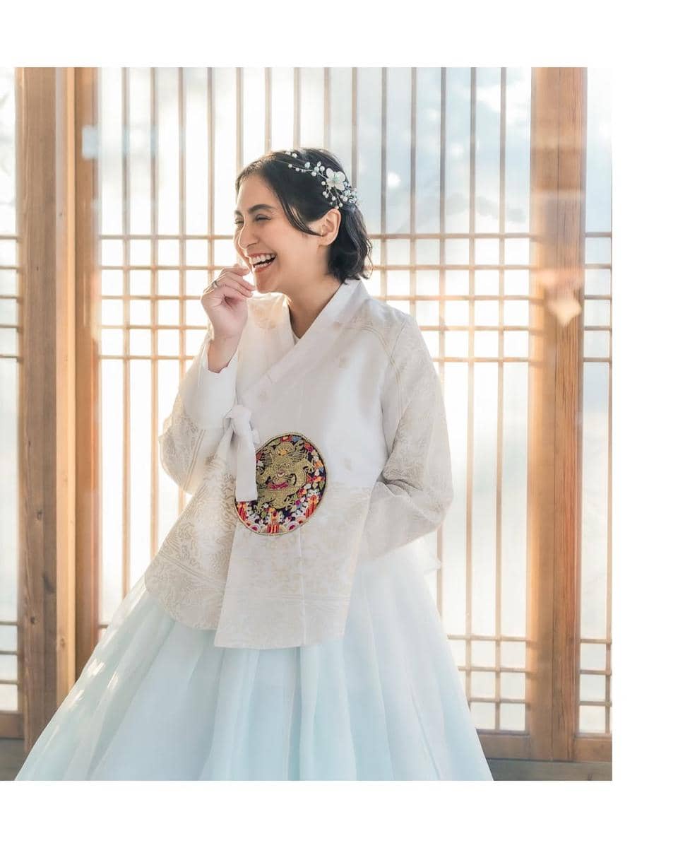 Keluarga Caca Tengker pakai hanbok di Korea.