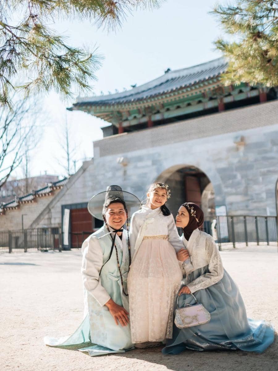 Keluarga Haykal Kamil pakai hanbok saat liburan di Korea Selatan