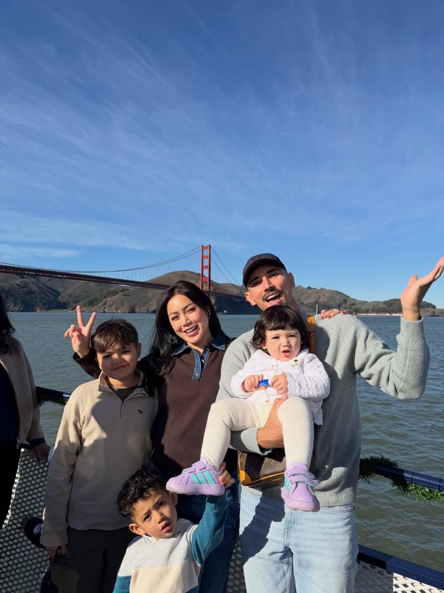 Keluarga Jessica Iskandar naik kapal feri di San Francisco.