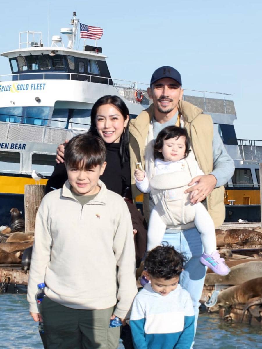Keluarga Jessica Iskandar naik kapal feri di San Francisco.