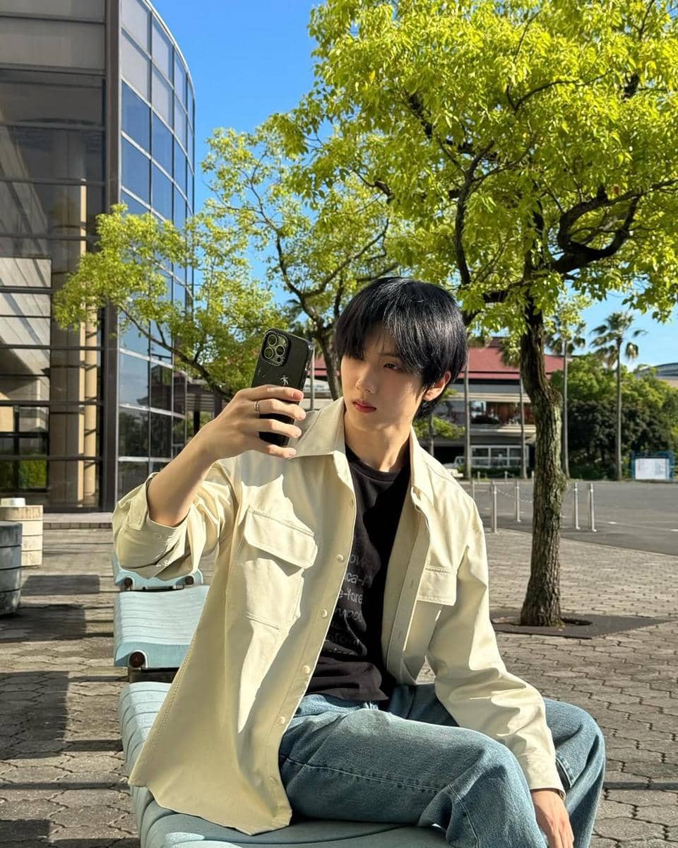 Jisung NCT mengenakan celana jeans