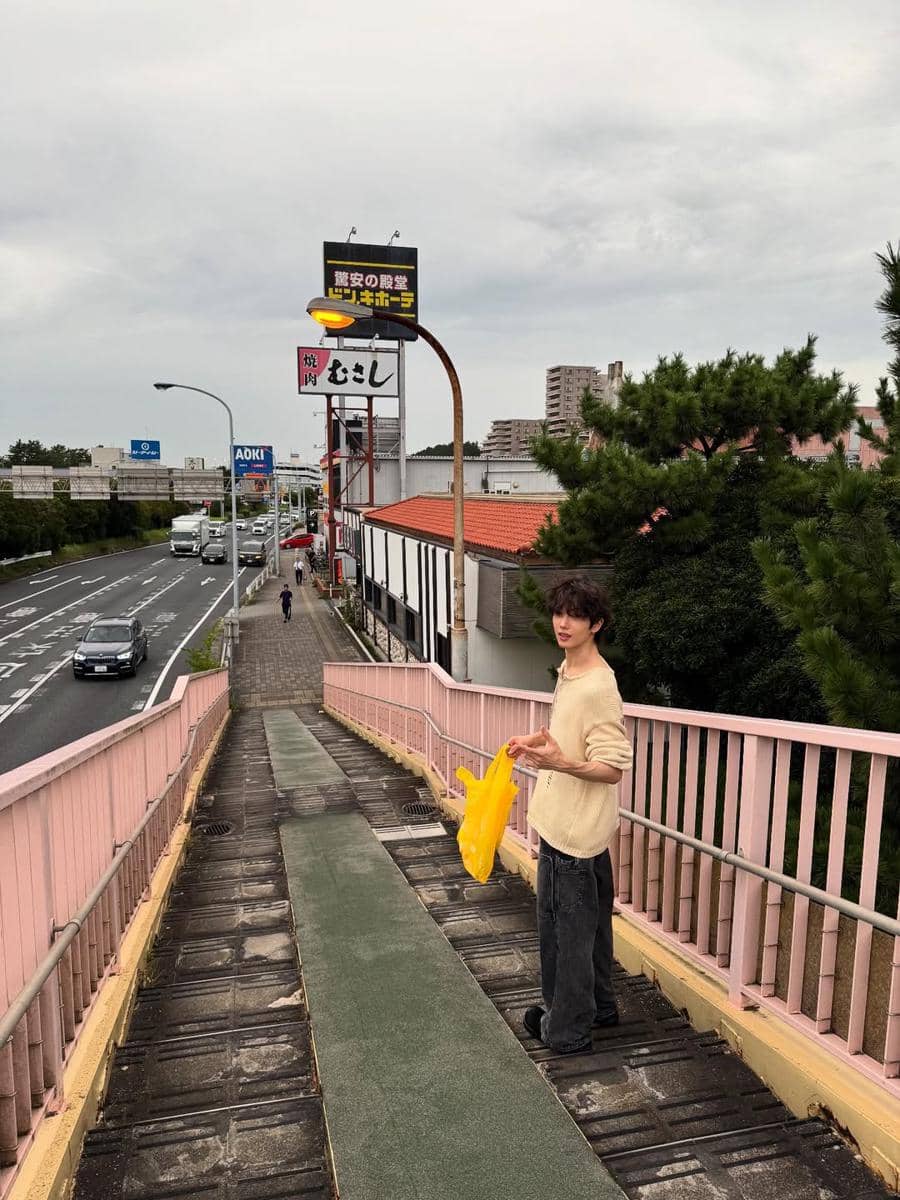 Jisung NCT mengenakan celana jeans