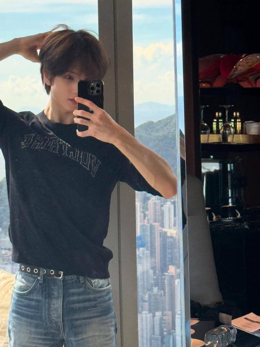 Jisung NCT mengenakan celana jeans