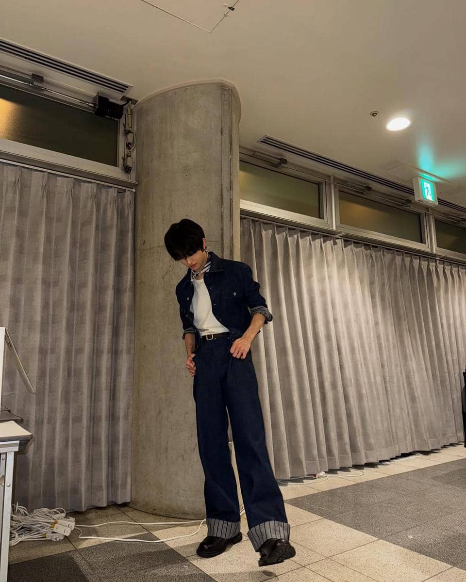 Jisung NCT mengenakan celana jeans