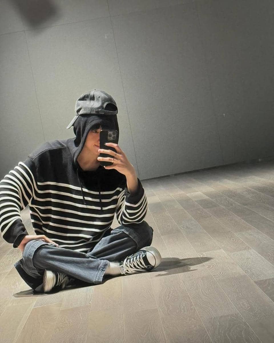 Jisung NCT mengenakan celana jeans